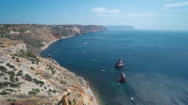 Szeroki kąt widzenia pięknego krajobrazu morskiego z zatoką i wieloma jachtami — Wideo stockowe