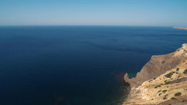 Vue aérienne bord de mer avec de hautes falaises calcaires sur la mer bleue — Video