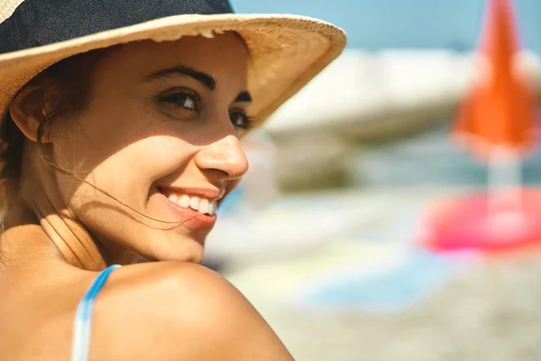 Close-up ritratto donna estate in cappello di paglia — Foto Stock