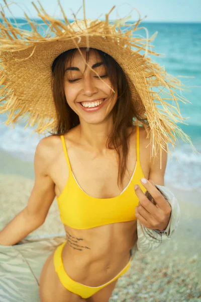 Estilo de vida de verão retrato de mulher bonita na praia de areia tropical — Fotografia de Stock