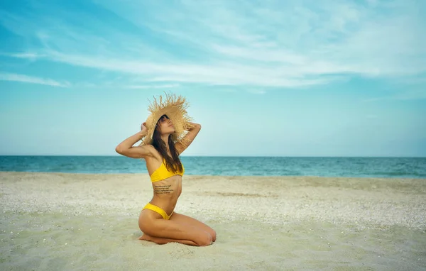 Piękna opalona kobieta na tropikalnej plaży nad oceanem z przestrzenią do kopiowania. — Zdjęcie stockowe