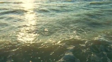 Hava aracının deniz dalgaları üzerindeki sarmal uçuş görüntüleri.