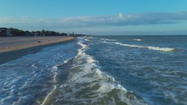 Epikus alacsony drón repülés a tenger hullámai felett — Stock videók
