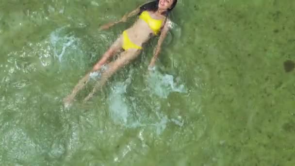 Vanuit de lucht uitzicht vrouw in bikini zwemmen in rustige zee — Stockvideo