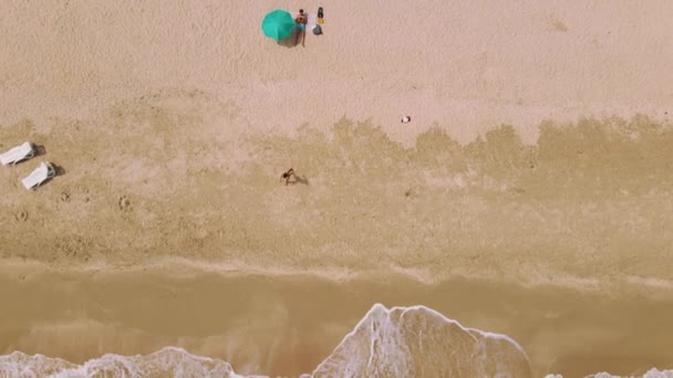 moussant vagues de l'océan et femme marchant plage de sable fin à la mer