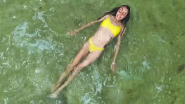 Luftaufnahme Frau im Bikini schwimmt in ruhiger See — Stockvideo