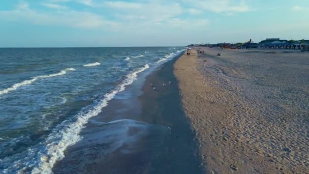 Légi drón spirál repülési felvételek tengerhullámok felett — Stock videók