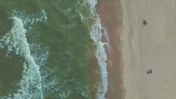 Bovenaanzicht zandkust en groen turquoise water — Stockvideo