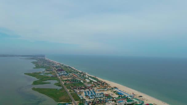 Légi kilátás keskeny hosszú sziget Azov tenger hosszú homokos strandok — Stock videók