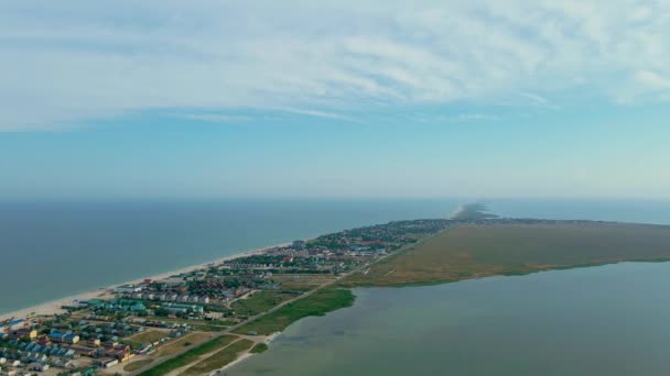 Letecký dron střílel úzký dlouhý ostrov v Azovském moři s dlouhými písečnými plážemi — Stock video