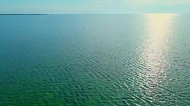 Спокійне чисте море з відбиттям сонця, зняте з безпілотника — стокове відео