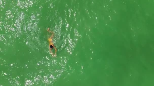 Aerea vista dall'alto donna in bikini giallo nuoto in mare — Video Stock