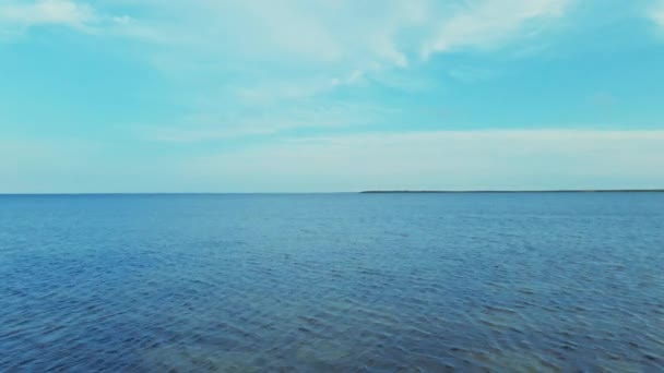 Drohnenflug über dem Meer — Stockvideo