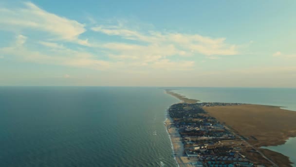 Antenne drone schot smal lang eiland in Azov zee met lange zandstranden — Stockvideo