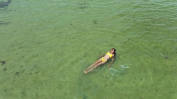 Mujer vista aérea en bikini nadando en el mar tranquilo — Vídeos de Stock