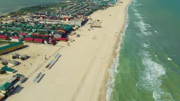 Letecký dron střílel úzký dlouhý ostrov v Azovském moři s dlouhými písečnými plážemi — Stock video