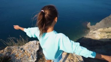 Yakın plan dikiz manzaralı kadın turist deniz manzarasına ve güzel manzaraya hayran..