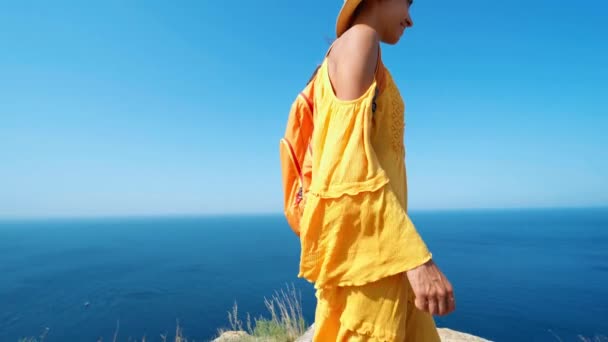 Gelbe Sonnenbrille mit Blick auf Küste und Bucht an steiler Küste — Stockvideo