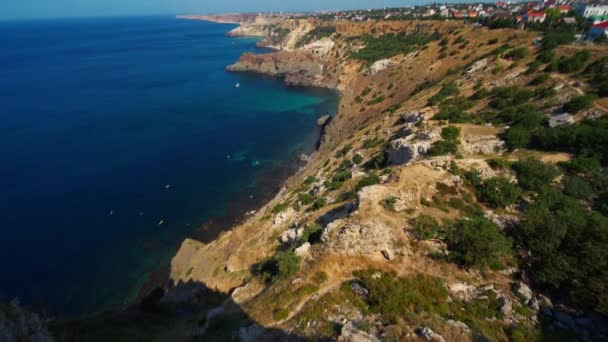 Vue aérienne bord de mer avec de hautes falaises calcaires sur la mer bleue — Video