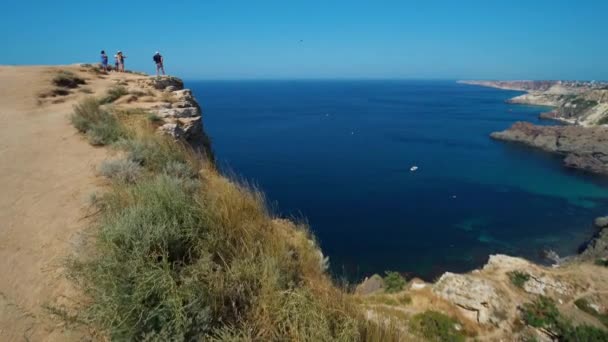 Incrível panorama da paisagem litorânea com alta penhasco calcário sobre o mar azul e céu azul profundo claro — Vídeo de Stock