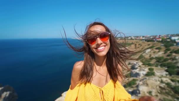 Крупним планом портрет повільного руху красива усміхнена брюнетка з довгим вітром, що дме волосся — стокове відео
