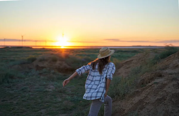 Candid shot traveler hipster woman walking on hills to see view of sunset, rear view — Stock Photo, Image