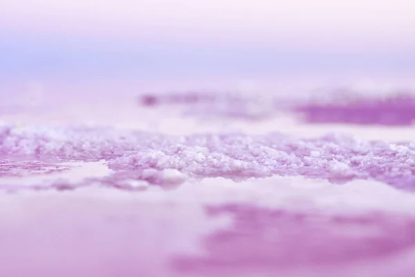 Formación mineral natural de sal cristalizada en el lago de sal rosa Sivash — Foto de Stock