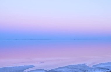 Harika doğa manzarası, akşam pembe tuz gölü Sivash, Ukrayna.