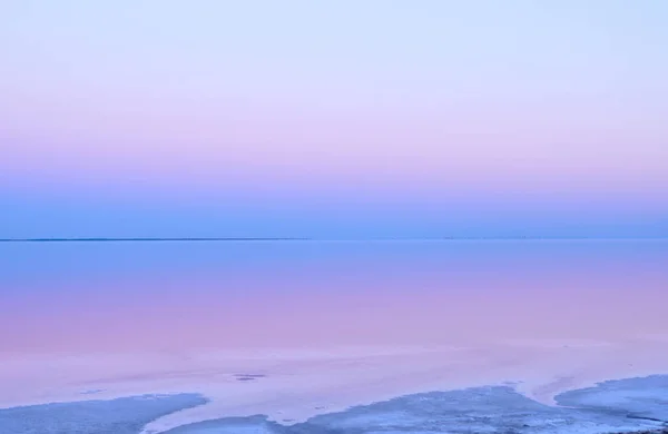 Vidunderlig naturlandskap, rosa saltsjø i kveld Sivasj, Ukraina. – stockfoto