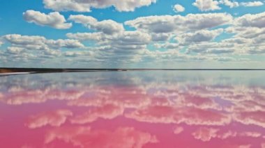 Pembe tuz gölü üzerindeki İHA uçuşundan destansı renkli hava görüntüleri