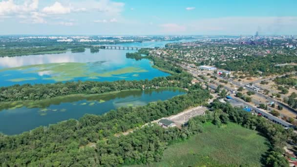 Zdjęcia dronów widok z lotu ptaka zielona strefa miasta na wybrzeżu rzeki i rury roślinne — Wideo stockowe