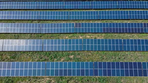 Ηλιακό πάνελ αγρόκτημα δει από ψηλά — Αρχείο Βίντεο