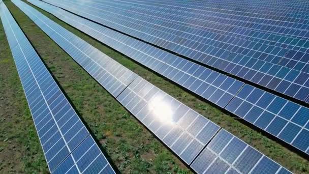 Linie paneli słonecznych na ekologicznej farmie ekologicznej energii słonecznej — Wideo stockowe