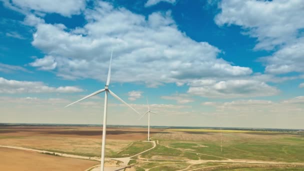 Luchtfoto van windmolens voor energieopwekking op prachtige bewolkte lucht op het veld — Stockvideo