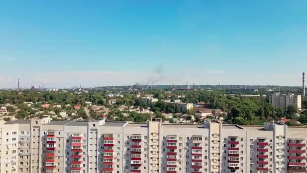 Drone volo sopra edilizia residenziale e vista aerea impianto metallurgico con tubi fumosi — Video Stock