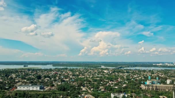 Luchtlandschap met groen stadsdeel, grote rivier en mooie blauwe lucht met witte wolken. — Stockvideo
