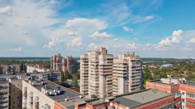 Şehirdeki çok katlı binaların çatıları üzerinde İHA uçuşu