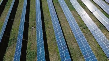 Güneş panelleri üzerinde hava ve insansız hava aracı uçuşu