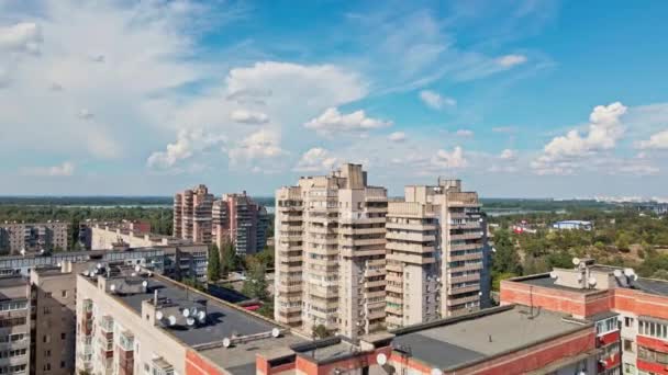 Drone vlucht over daken van meerdere verdiepingen gebouwen district in de stad rand — Stockvideo