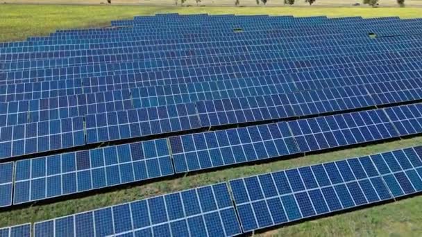 Vista aérea da fazenda de painéis solares no campo verde — Vídeo de Stock