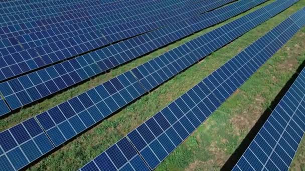 太阳能发电站、可再生能源、太阳能电池板的航拍图 — 图库视频影像
