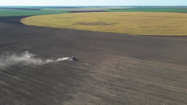 Mezőgazdasági traktor, amely borostájon őszi talajművelést végez — Stock videók
