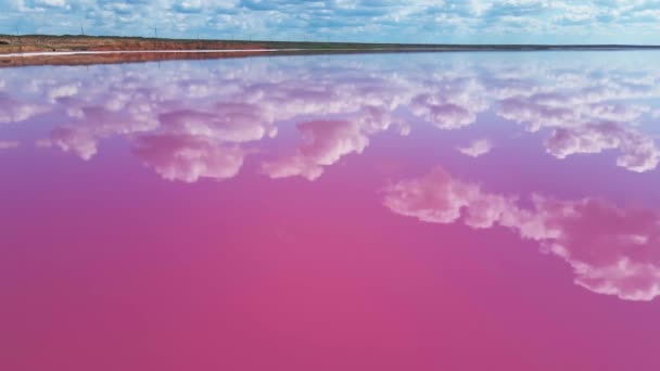 Epische Luftaufnahme von bunten rosa Salzsee und Wolken Reflexion — Stockvideo