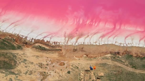 Hermoso paisaje brillante con la costa rosada del lago de sal del dron — Vídeos de Stock