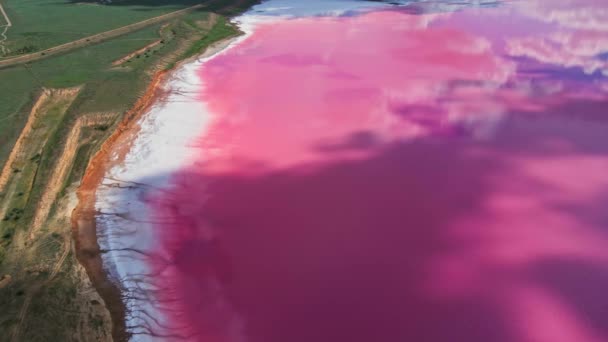 Drohnenblick auf atemberaubend bunte Landschaft mit rosa See — Stockvideo