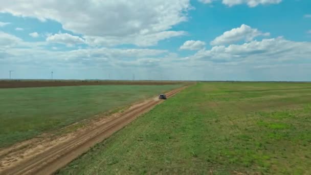 Вид зверху на повітряний дрон на машині, що рухається сільською дорогою — стокове відео