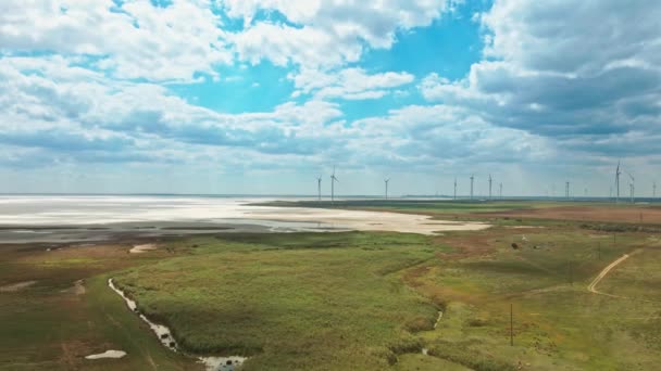Widok z lotu ptaka na farmę turbin wiatrowych do produkcji energii na tle pola — Wideo stockowe