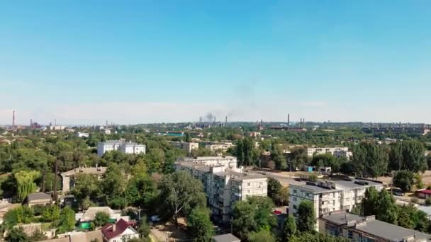Drónrepülés lakóépületek és légi kilátást nyújtó ipari kohászati üzem felett füstös csövekkel — Stock videók