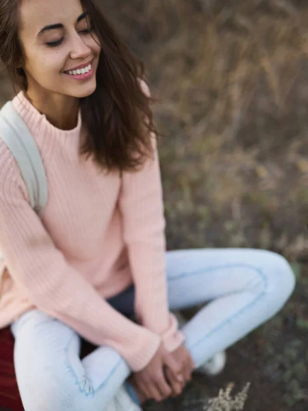 Retrato al aire libre mujer en suéter caliente sentado con los ojos cerrados y disfrutando de la naturaleza en otoño — Foto de Stock