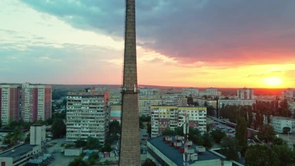 Bovenaanzicht meerdere verdiepingen appartement gebouwen in woonwijk van de stad bij zonsondergang — Stockvideo